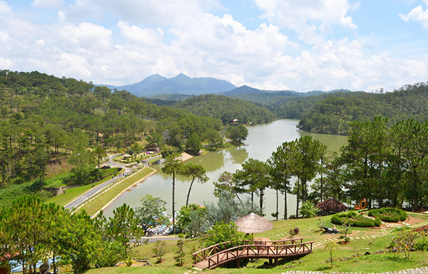 Thung lũng Tình Yêu nằm trong top 20 điểm đến của Việt Nam được du khách yêu thích. Ảnh: VĂN BÁU