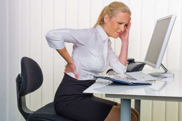 Đau lưng ở người trẻ thường liên quan tới yếu tố chấn thương, có thể do mang vác nặng, lao động nặng hoặc vận động sai tư thế. (Ảnh minh họa: Internet)