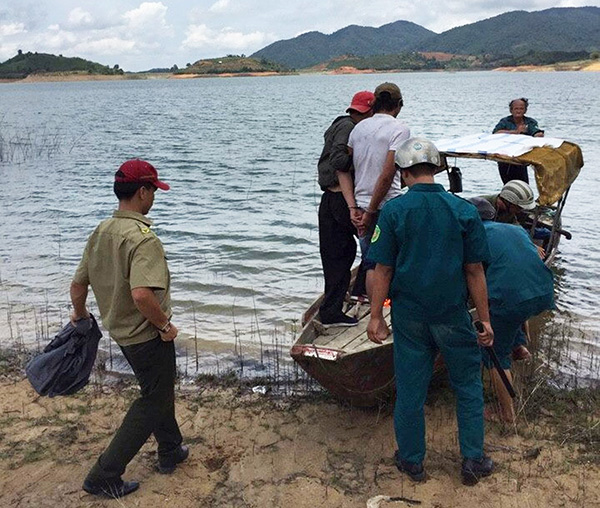 Đối tượng Trương Tuấn Thảo bị bắt giữ khi đang lẩn trốn tại lòng hồ thủy điện Hàm Thuận - Đa Mi