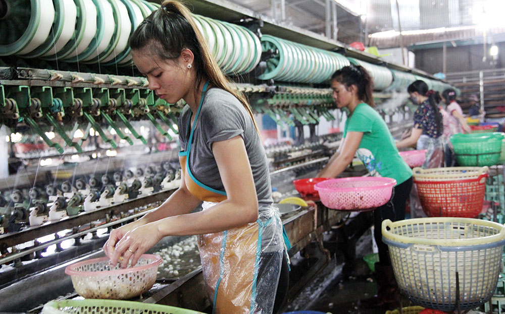 Nghề ươm tơ dệt lụa là một thế mạnh để Nam Ban phát triển du lịch. Ảnh: V.Q