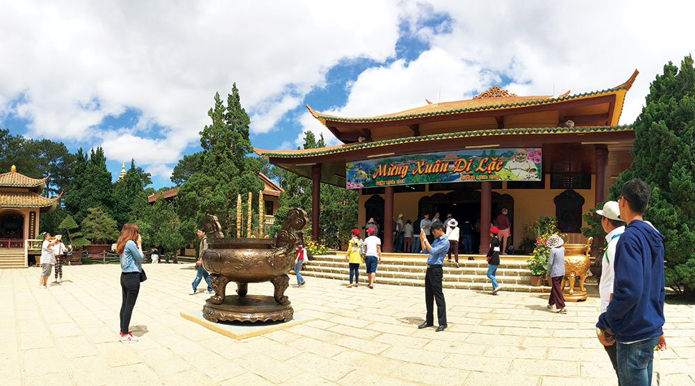 Khách du lịch đi lễ chùa đầu năm tại Thiền viện Trúc Lâm Đà Lạt. Ảnh: Phan Nhân