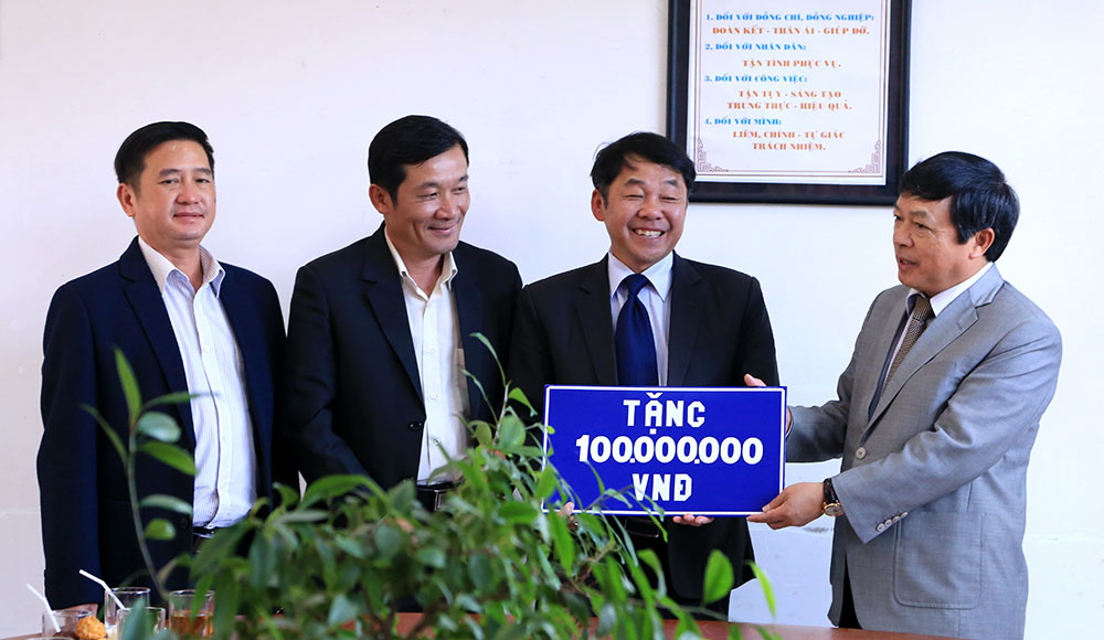 Chủ tịch UBND tỉnh Đoàn Văn Việt thăm CBCN Công ty CP Dịch vụ đô thị Đà Lạt