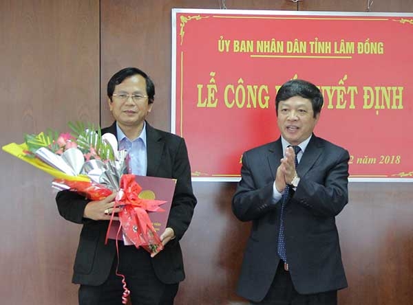 Đồng chí Đoàn Văn Việt  trao quyết định tiếp nhận và bổ nhiệm ông Phạm Thanh Quan  giữ chức vụ Giám đốc Sở Lao động -Thương binh và Xã hội tỉnh Lâm Đồng