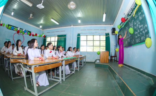Hình ảnh kỷ yếu ghi lại khoảnh khắc trong lớp của học sinh Trường THPT Lộc Thành (huyện Bảo Lâm). Ảnh: Tường Phu