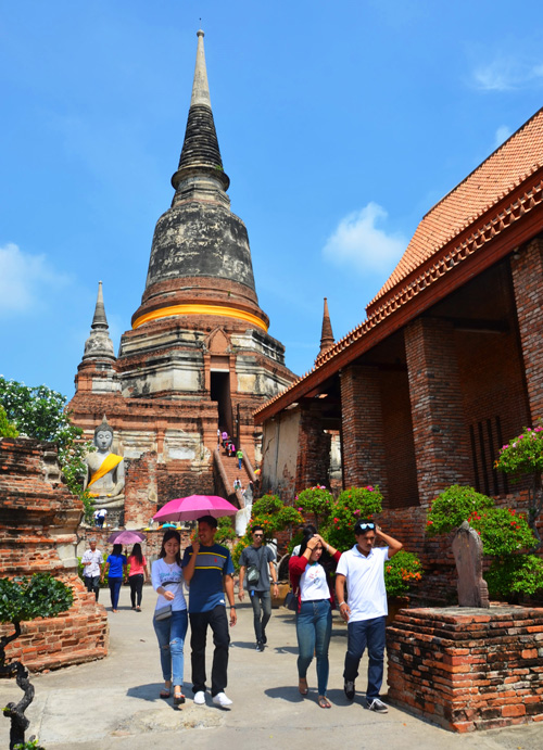 Du khách vãn cảnh chùa cổ ở Ayutthaya - Thái Lan. Ảnh: Hoàng Thiên Nga 