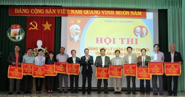 Đồng chí Trần Văn Hiệp - UVBTV, Trưởng Ban Tuyên giáo Tỉnh ủy trao Cờ lưu niệm cho đại diện các đơn vị