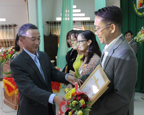 Đồng chí Trần Văn Hiệp - UVBTV, Trưởng Ban Tuyên giáo Tỉnh ủy trao các giải nhất, nhì, ba cho các cá nhân đạt giải