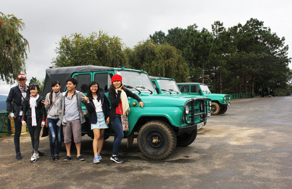 Du khách khám phá đỉnh Langbiang bằng xe Jeep