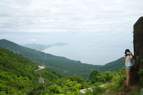Từ Hải Vân Quan có thể nhìn khung cảnh thiên nhiên hùng vĩ, với những con đường uốn lượn, có mây trời, rừng núi và biển xanh. Ảnh: N.Q