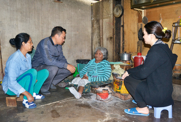 Cán bộ xã hội thăm hỏi gia đình bà Păng Tinh Tư, người khuyết tật đặc biệt nặng tại TDP Bon Đưng 2, Lạc Dương