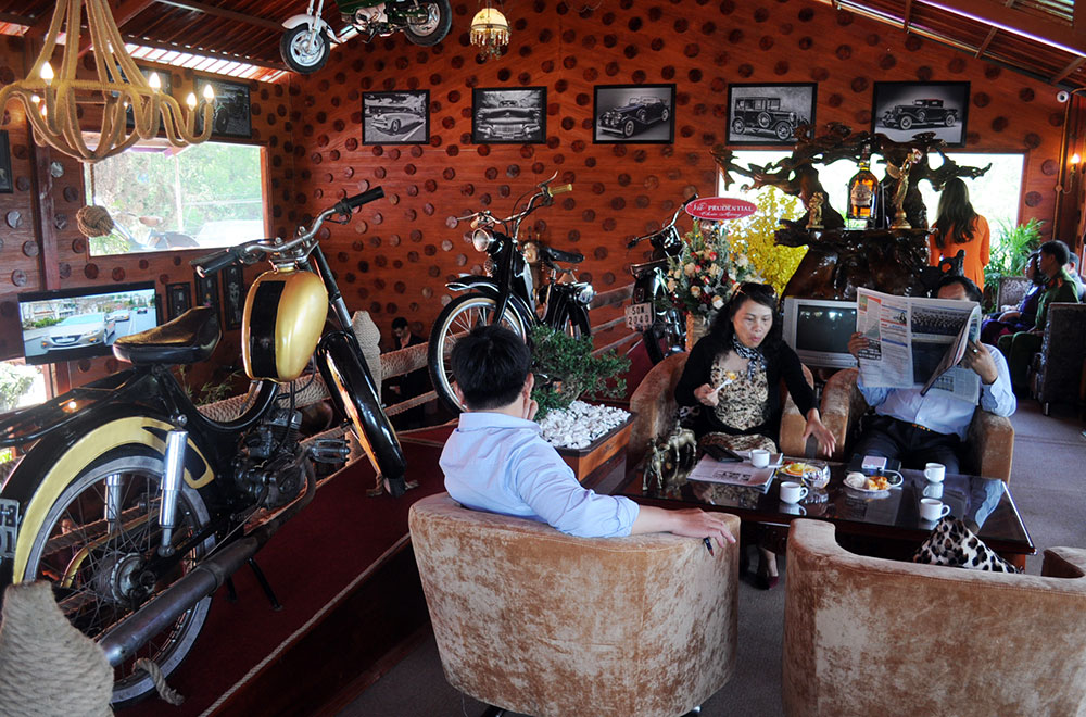Hàng chục xe cổ làm mê đắm du khách khi đến với Pini Coffee