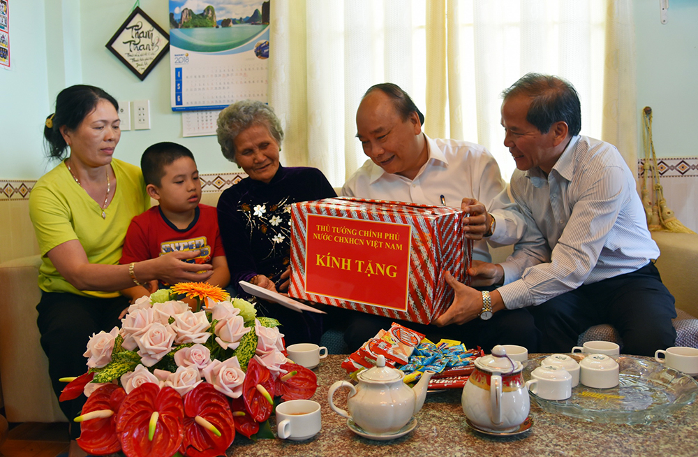 Thủ tướng dến thăm hỏi và tặng quà BMVNAH tại phường 7, thành phố Đà Lạt