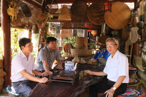 Ông Lê Quang Thiện - Giám đốc Trung tâm VHTT&TT huyện Đạ Tẻh (ngoài cùng bên trái) trong một dịp đến thăm, tìm hiểu về “Bảo tàng làng quê Quảng Trị” thu nhỏ. Ảnh: L.Trọng