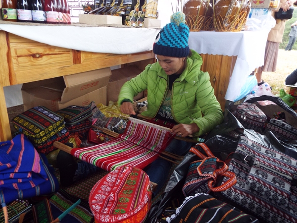 Giới thiệu nghề dệt thổ cầm truyền thống và các sản phẩm từ thổ cẩm của đồng bào Lạch bản địa