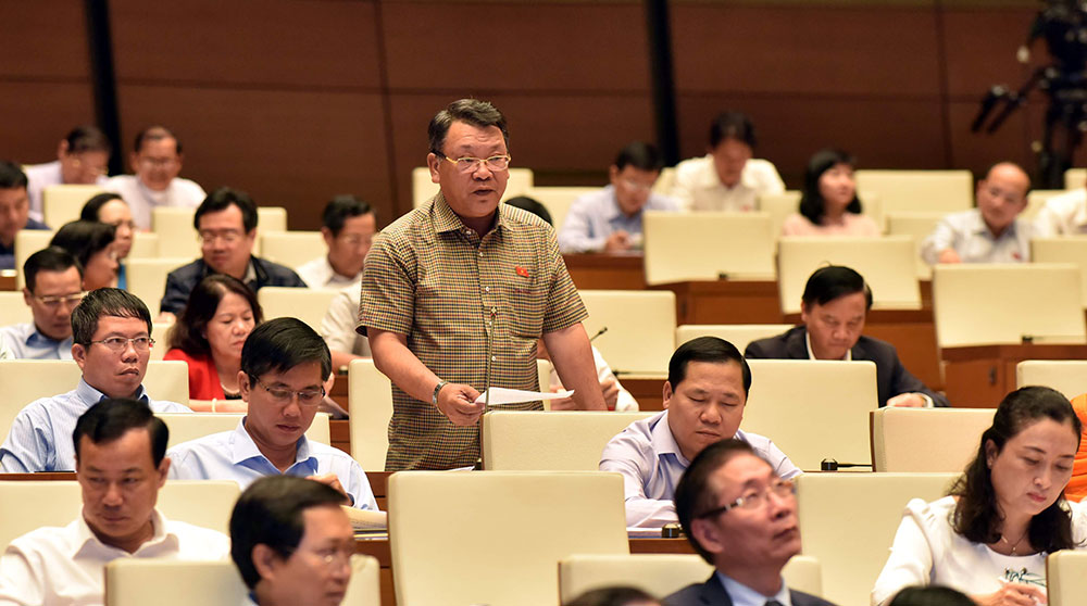 Đại biểu Quốc hội Lâm Đồng tham gia đóng góp tích cực tại kỳ họp thứ 6, Quốc hội khóa XIV.  Ảnh: Nguyệt Thu