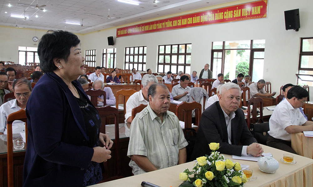Đồng chí Lưu Thị Thanh An, nguyên Bí thư Thị ủy Bảo Lộc phát biểu đóng góp ý kiến tại buổi gặp mặt