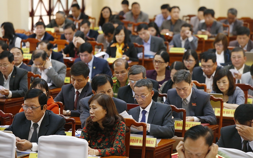 Các đại biểu HĐND lắng nghe ông Nguyễn Văn Yên, Phó Chủ tịch UBND tỉnh Lâm Đồng báo cáo tình hình thực hiện kế hoạch KT-XH năm 2018 và kế hoạch phát triển KT-XH năm 2019