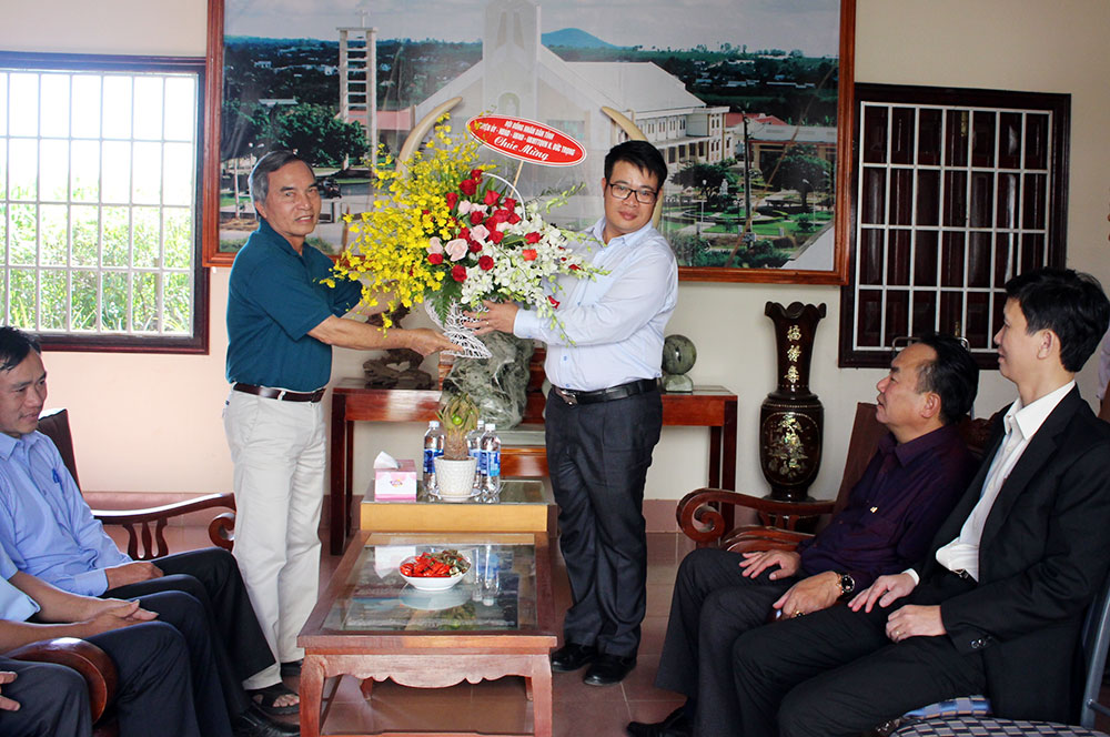 Đồng chí Nguyễn Ngọc Phúc trao hoa chúc mừng Linh mục Nguyễn Văn Bảo (Giáo xứ Kim Phát)