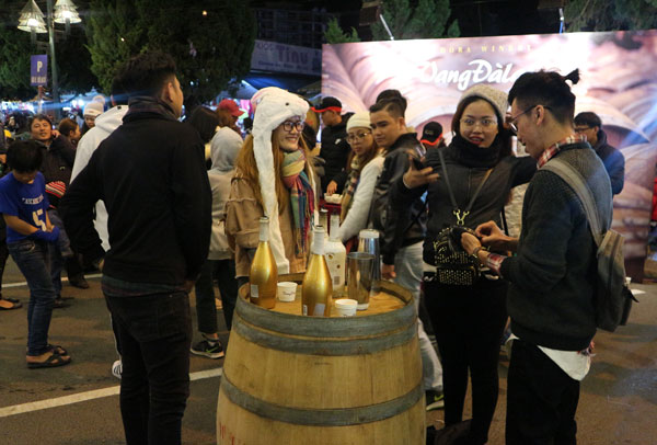 Phố Rượu vang - một hoạt động cuối năm luôn thu hút du khách đến tham dự và uống vang miễn phí của Đà Lạt. Ảnh: D.T