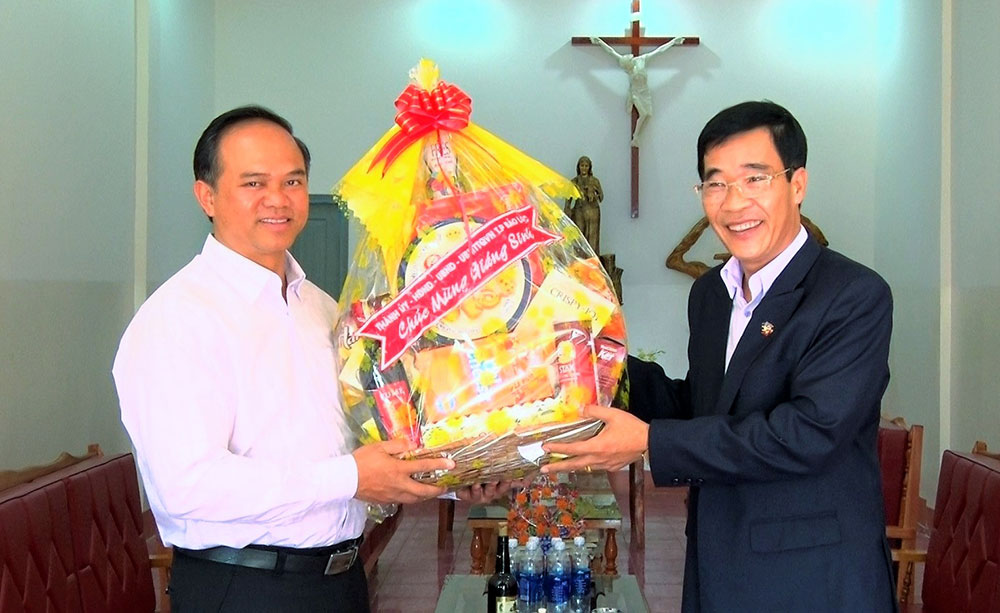 Ông Lê Trọng Tuấn - Phó Chủ tịch UBND TP Bảo Lộc chúc mừng, tặng quà Noel giáo xứ Chân Lộc