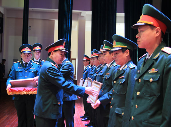 Trung tướng Hoàng Văn Minh khen thưởng các học viên tốt nghiệp khóa học loại Giỏi 