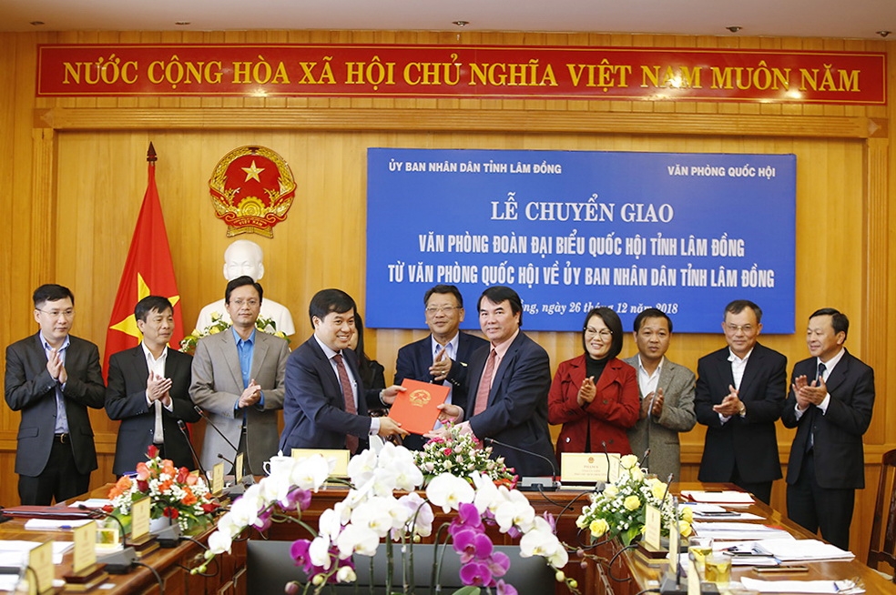Đại diện Văn phòng Quốc hội và UBND tỉnh Lâm Đồng ký kết biên bản chuyển giao công chức, người lao động. Ảnh: C.P
