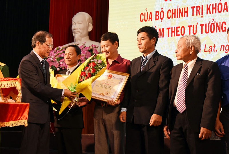 "Đạo đức cách mạng" của Hồ Chí Minh đối với công tác xây dựng Đảng hiện nay