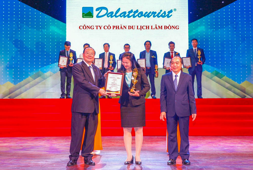 Bà Nguyễn Thị Kim Giang - Tổng Giám đốc Dalattourist nhận giải thưởng “TOP 10 thương hiệu dẫn đầu Việt Nam năm 2018”