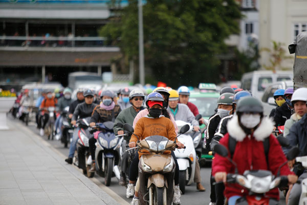 Hàng ngàn du khách khắp nơi đổ về Đà Lạt trong dịp Tết Dương lịch khiến giao thông di chuyển khó khăn vào ngày cuối cùng trong năm. Ảnh: C.T