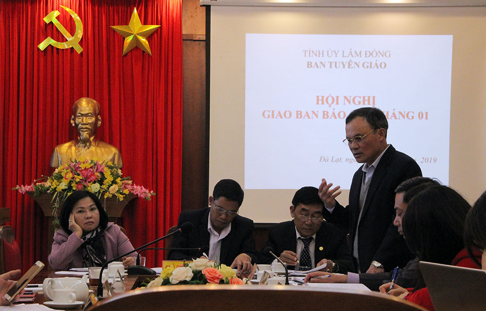 Ông Phùng Khắc Đồng – Chánh văn phòng, người phát ngôn UBND tỉnh trả lời các vấn đề báo chí đặt ra