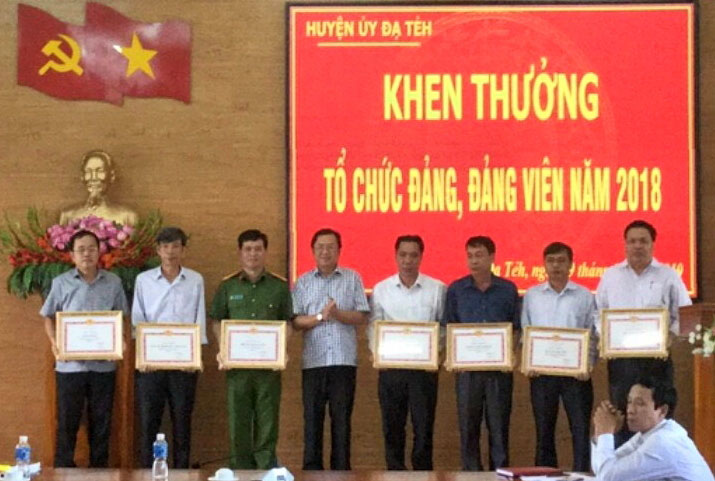 Đồng chí Tôn Thiện Đồng Bí thư Huyện ủy Đạ Tẻh trao giấy khen cho 8 tổ chức cơ sở Đảng hoàn thành xuất sắc nhiệm vụ năm 2018
