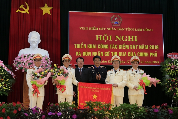 Viện KSND tỉnh Lâm Đồng vinh dự đón nhận cờ thi đua của Chính phủ