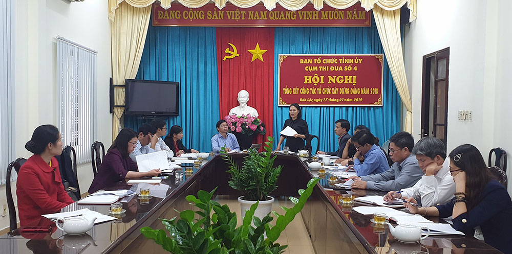 Đồng chí Nguyễn Thị Nhạn, Phó Ban Tổ chức Tỉnh ủy phát biểu chỉ đạo tại hội nghị tổng kết công tác tổ chức xây dựng đảng cụm thi đua số 4