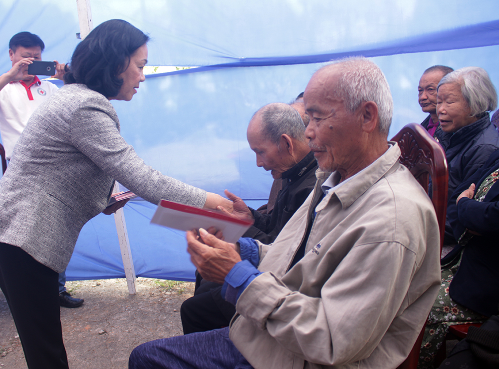 Ủy viên Bộ Chính trị, Bí thư Trung ương Đảng, Trưởng Ban Dân vận Trung ương Trương Thị Mai tặng quà cho người già neo đơn, trẻ em có hoàn cảnh đặc biệt tại Trung tâm Bảo trợ Xã hội.