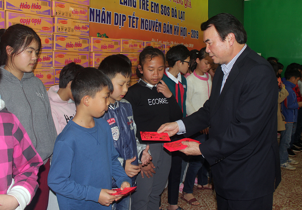 Lãnh đạo tỉnh Lâm Đồng tặng quà cho trẻ em làng SOS