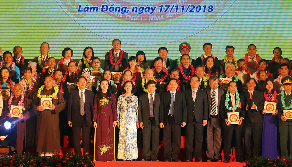 Trưởng Ban Dân vận Trung ương Trương Thị Mai và lãnh đạo tỉnh Lâm Đồng trao biểu trưng Gương sáng đời thường cho các nhân tố điển hình. Ảnh: Khánh Phúc 