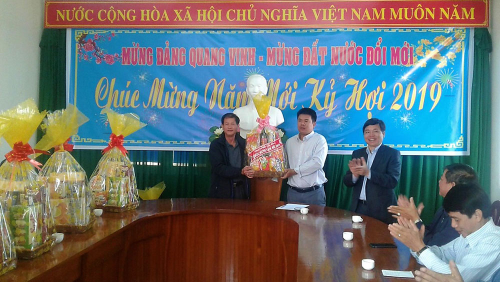 Chủ tịch UBMTTQ Việt Nam tỉnh Nguyễn Trọng Ánh Đông trao quà Tết tại phường Lộc Tiến (TP Bảo Lộc)