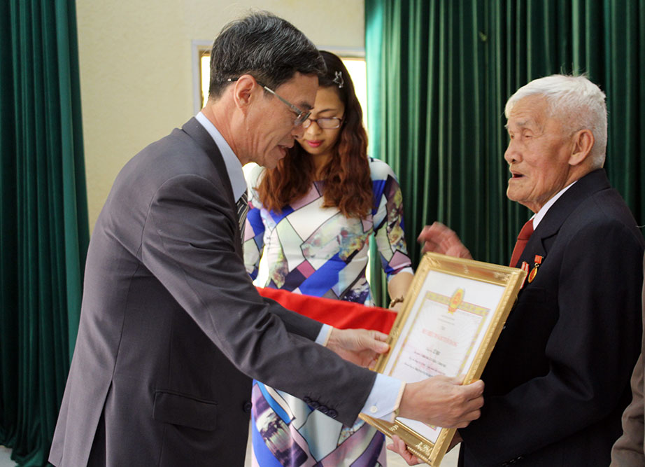 Đồng chí Trần Duy Hùng trao huy hiệu Đảng cho Đảng viên 70 năm tuổi Đảng