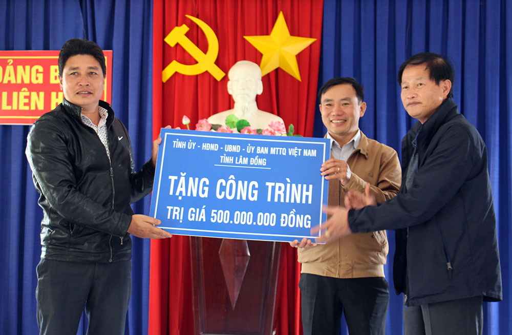 Đồng chí Nguyễn Trọng Ánh Đông tặng công trình cho UBND xã Liên Hiệp, Đức Trọng