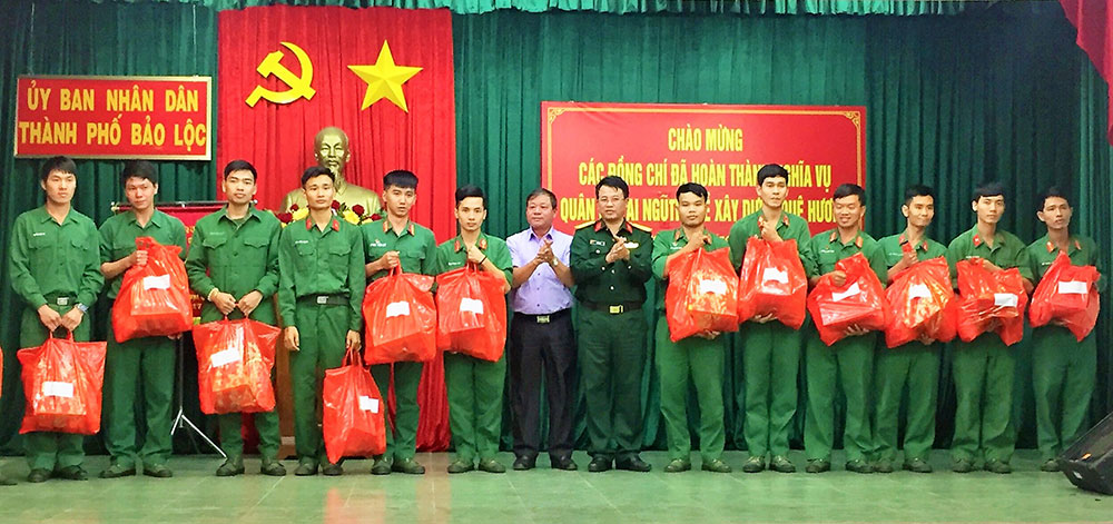 TP Bảo Lộc tặng quà Tết cho các quân nhân vừa hoàn thành nghĩa vụ quân sự trở về địa phương
