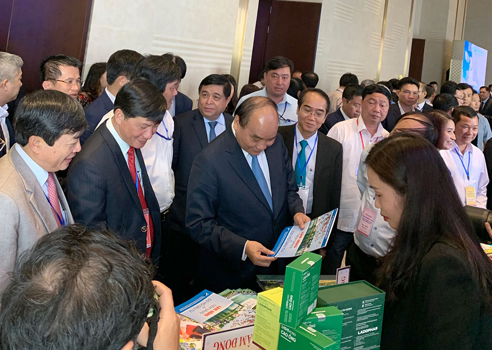 Thủ tướng Nguyễn Xuân Phúc thăm gian hàng trưng bày của Lâm Ðồng