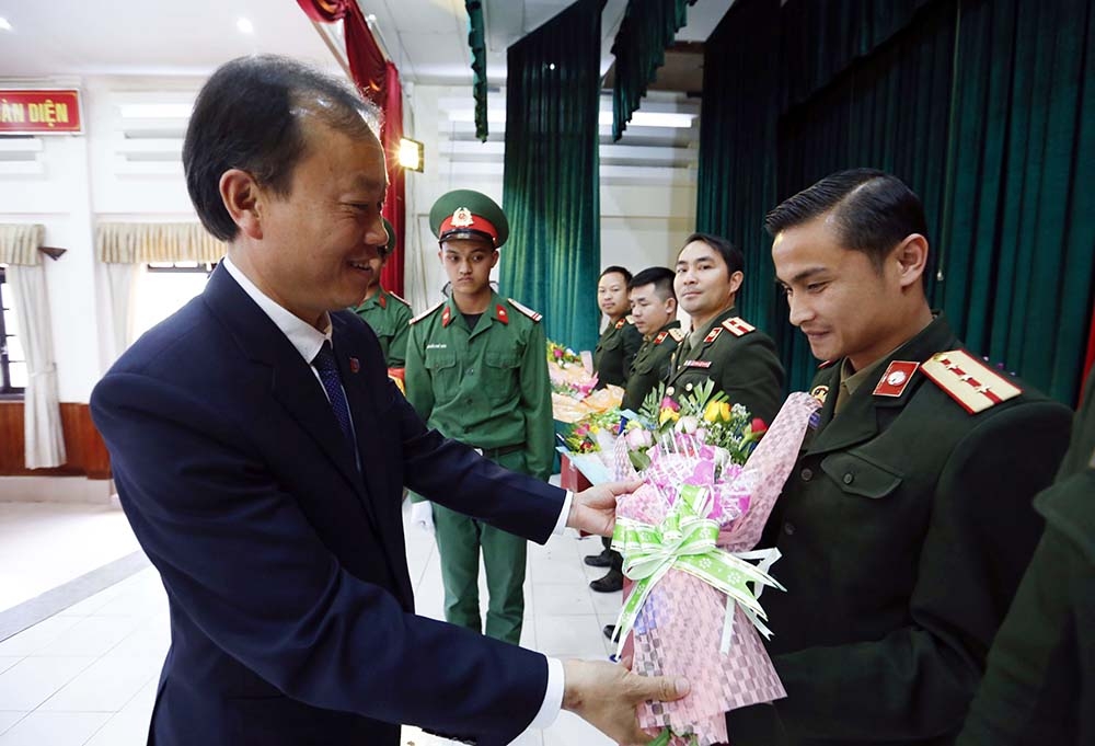 Ông Đào Thành Trung – Giám đốc Sở Ngoại vụ tỉnh tặng hoa và quà lưu niệm cho học viên  sỹ quan Lào đang theo học tại Học viện Lục Quân. Ảnh: C.PHONG