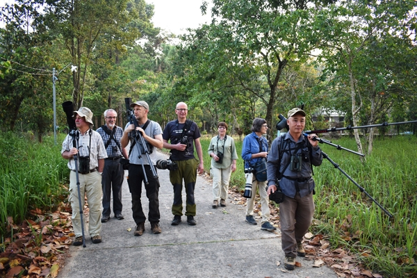 Du khách nước ngoài chụp hình chim, vượn trong Vườn Quốc gia Cát Tiên ngay từ 5 giờ sáng mỗi ngày