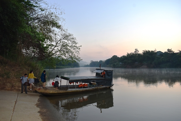 Chiếc vỏ lãi đưa khách tham quan qua đoạn sông Đồng Nai từ sáng sớm