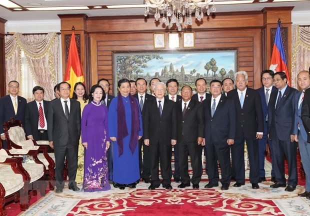 Tổng Bí thư, Chủ tịch nước Nguyễn Phú Trọng và Chủ tịch Quốc hội Campuchia Samdech Heng Samrin với các đại biểu. (Ảnh: Trí Dũng/TTXVN)