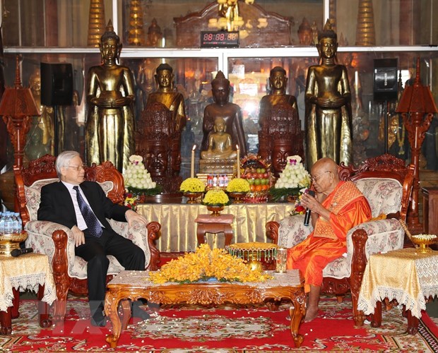 Tổng Bí thư, Chủ tịch nước Nguyễn Phú Trọng thăm Vua sư Tep Vong. (Ảnh: Trí Dũng/TTXVN)