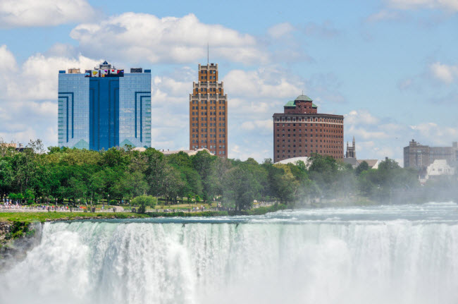 Niagara Falls, Mỹ: Nếu bạn chuyển tới một số khu vực tại thị trấn trong 2 năm, bạn sẽ nhận được khoản vay sinh viên lên tới 3.492 trong 1 năm và 6.984 trong 2 năm.