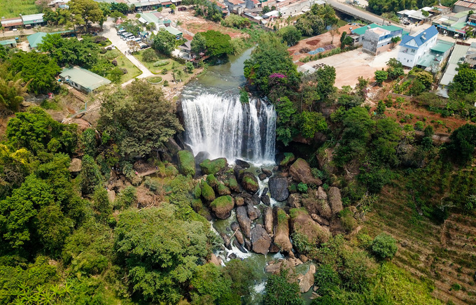 Hang động dưới chân thác nước ở Lâm Đồng