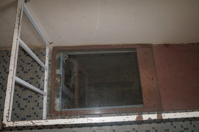 Hầm trú ẩn được thi công bằng loại thép đặc biệt, có thể chống đỡ sức công phá của hỏa lực hạng nặng. Các cửa kính có khả năng chống đạn. Hiện, các lối xuống hầm không cho du khách tham quan.