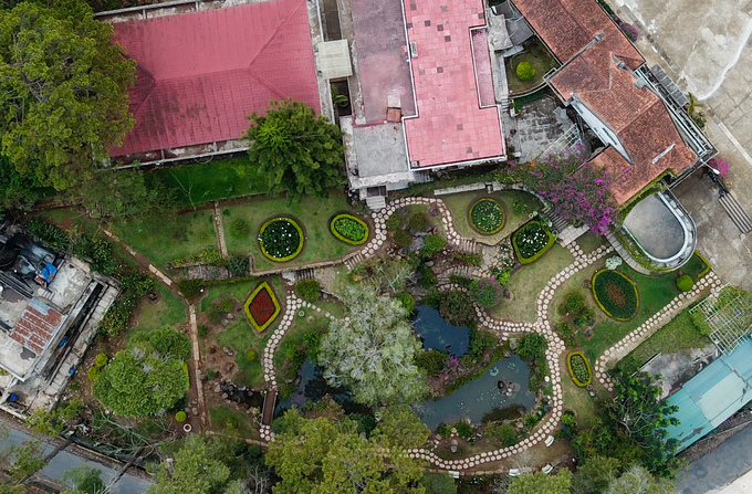 Ba ngôi biệt thự có những nét kiến trúc riêng, kết nối với nhau qua những lối đi và khu vườn được thiết kế hài hòa. Nổi bật nhất là vườn hoa do các kỹ sư đến từ Nhật Bản thiết kế. Trong vườn có một hồ nước, khi bơm đầy sẽ tạo thành hình địa đồ Việt Nam